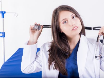 Dermatolog z Świecia ze stetoskopem w ręku