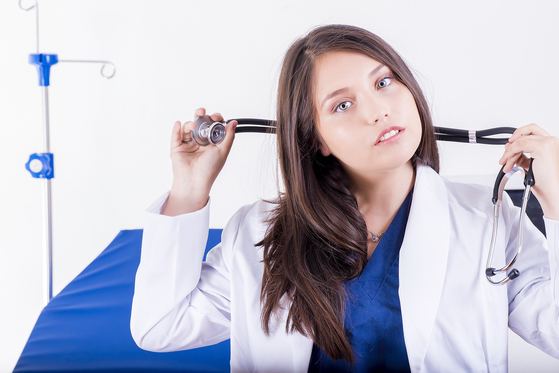Dermatolog z Świecia ze stetoskopem w ręku